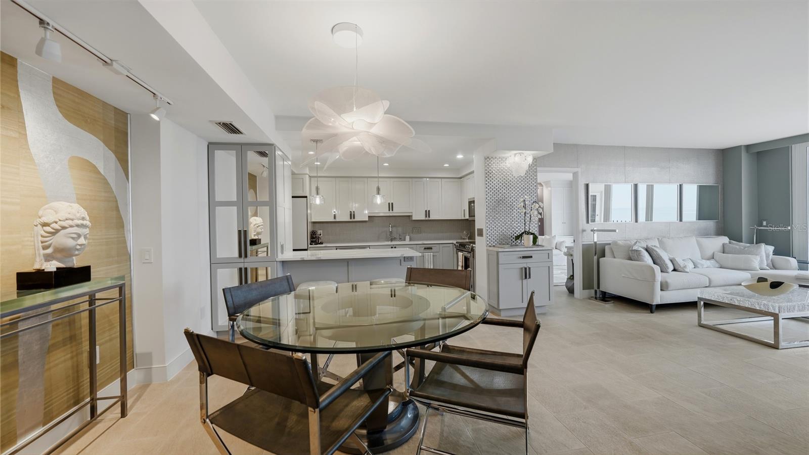 Listing photo id 3 for 1212 Benjamin Franklin Drive 907