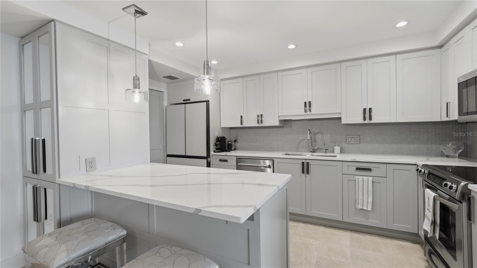 Listing photo id 5 for 1212 Benjamin Franklin Drive 907