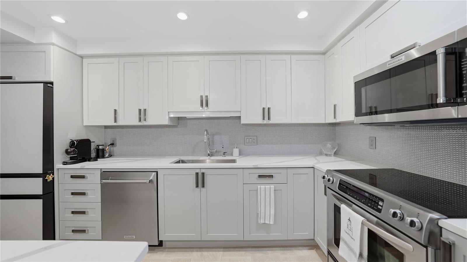 Listing photo id 6 for 1212 Benjamin Franklin Drive 907