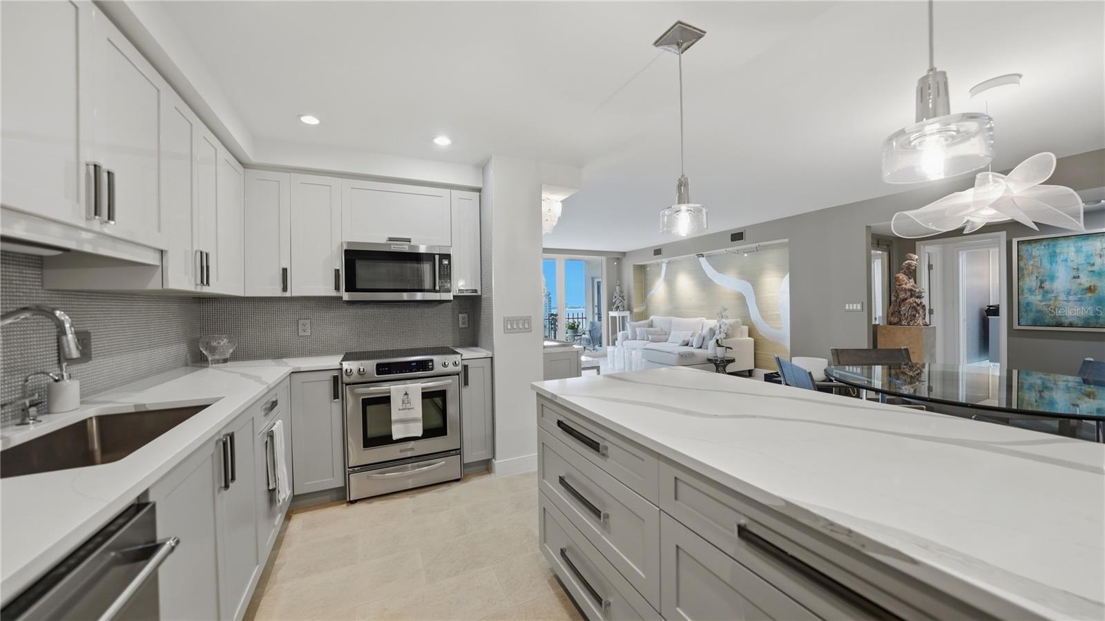 Listing photo id 7 for 1212 Benjamin Franklin Drive 907