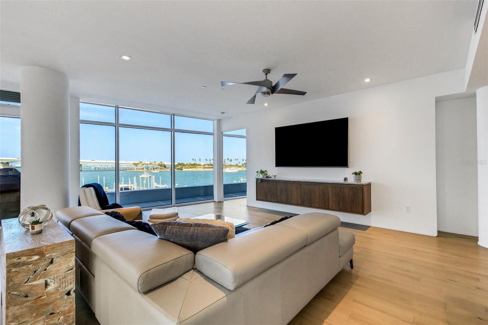 Image 49 of 100 For 280 Golden Gate Point 200