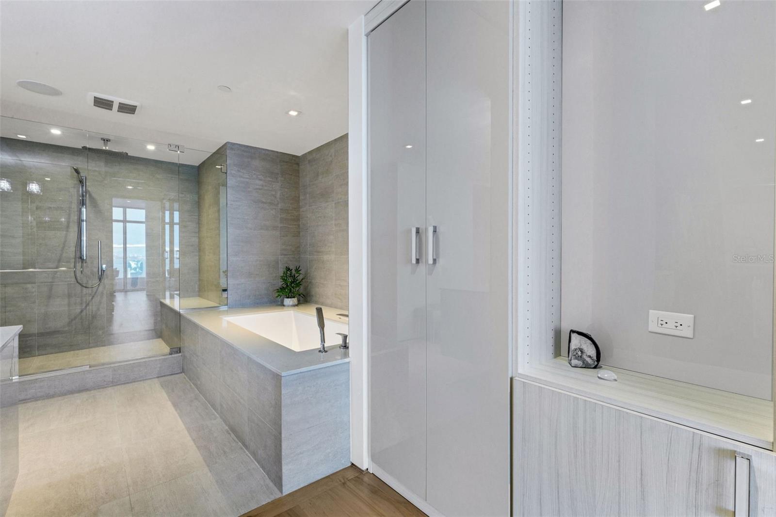 Image 61 of 100 For 280 Golden Gate Point 200