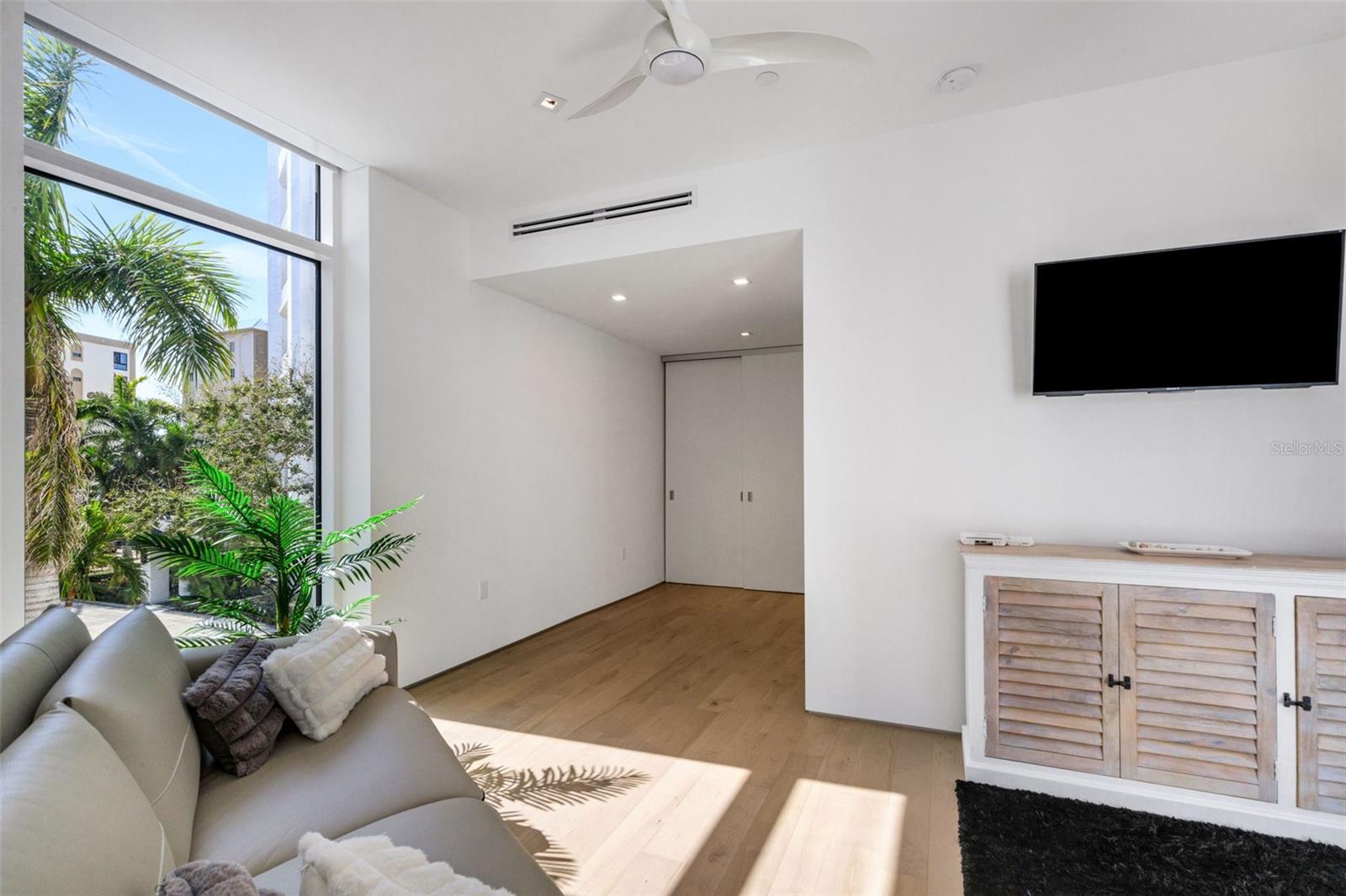 Image 73 of 100 For 280 Golden Gate Point 200