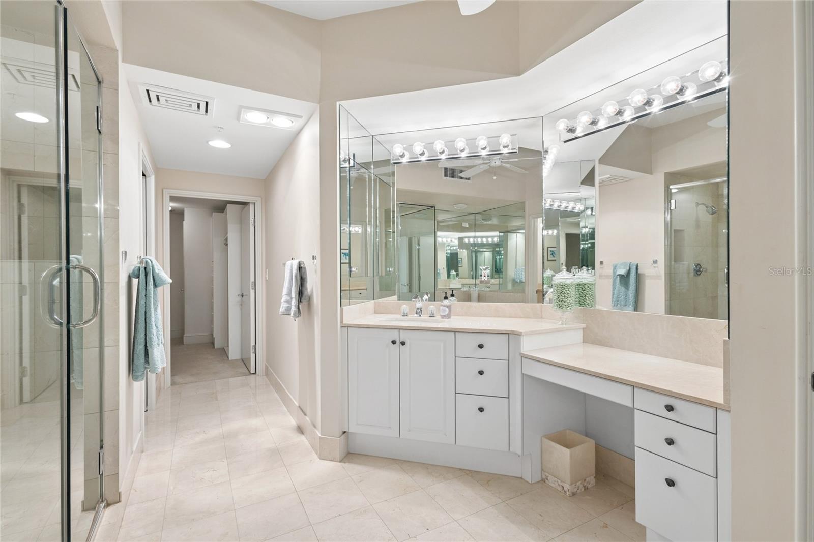 Image 20 of 55 For 3010 Grand Bay Boulevard 432