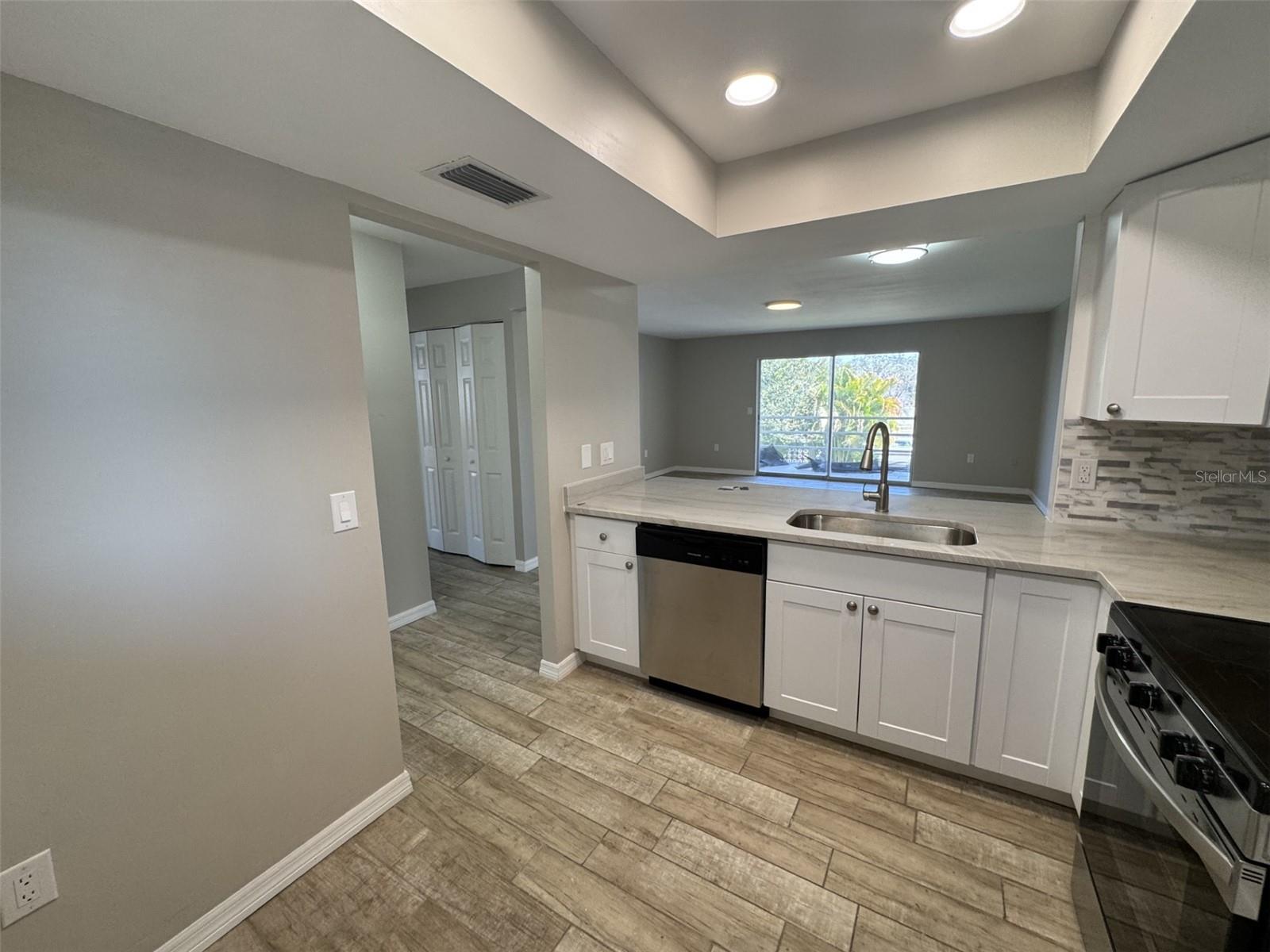 Image 5 of 19 For 3602 Beneva Road 405