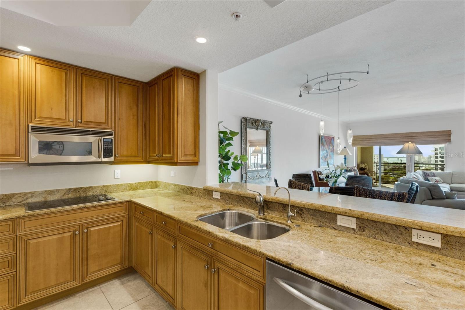 Image 25 of 98 For 505 Orange Avenue 901