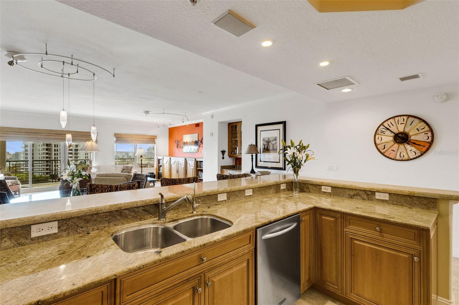 Image 26 of 98 For 505 Orange Avenue 901