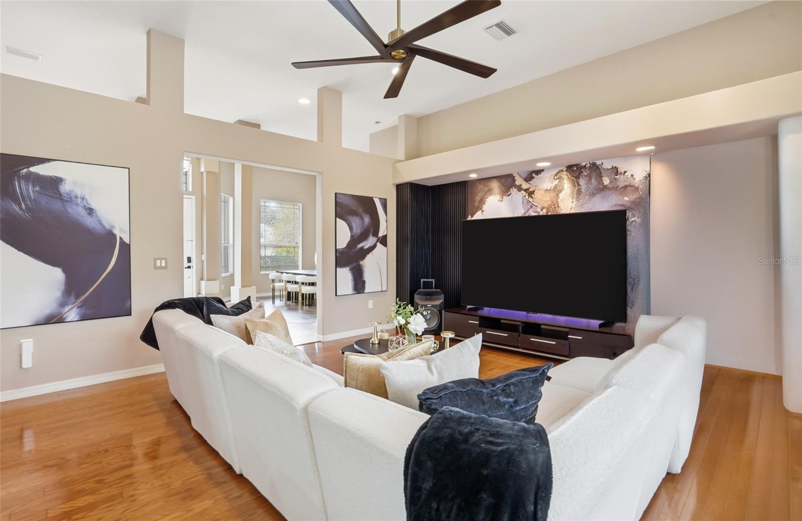 Image 9 of 72 For 7215 Coachlight Street