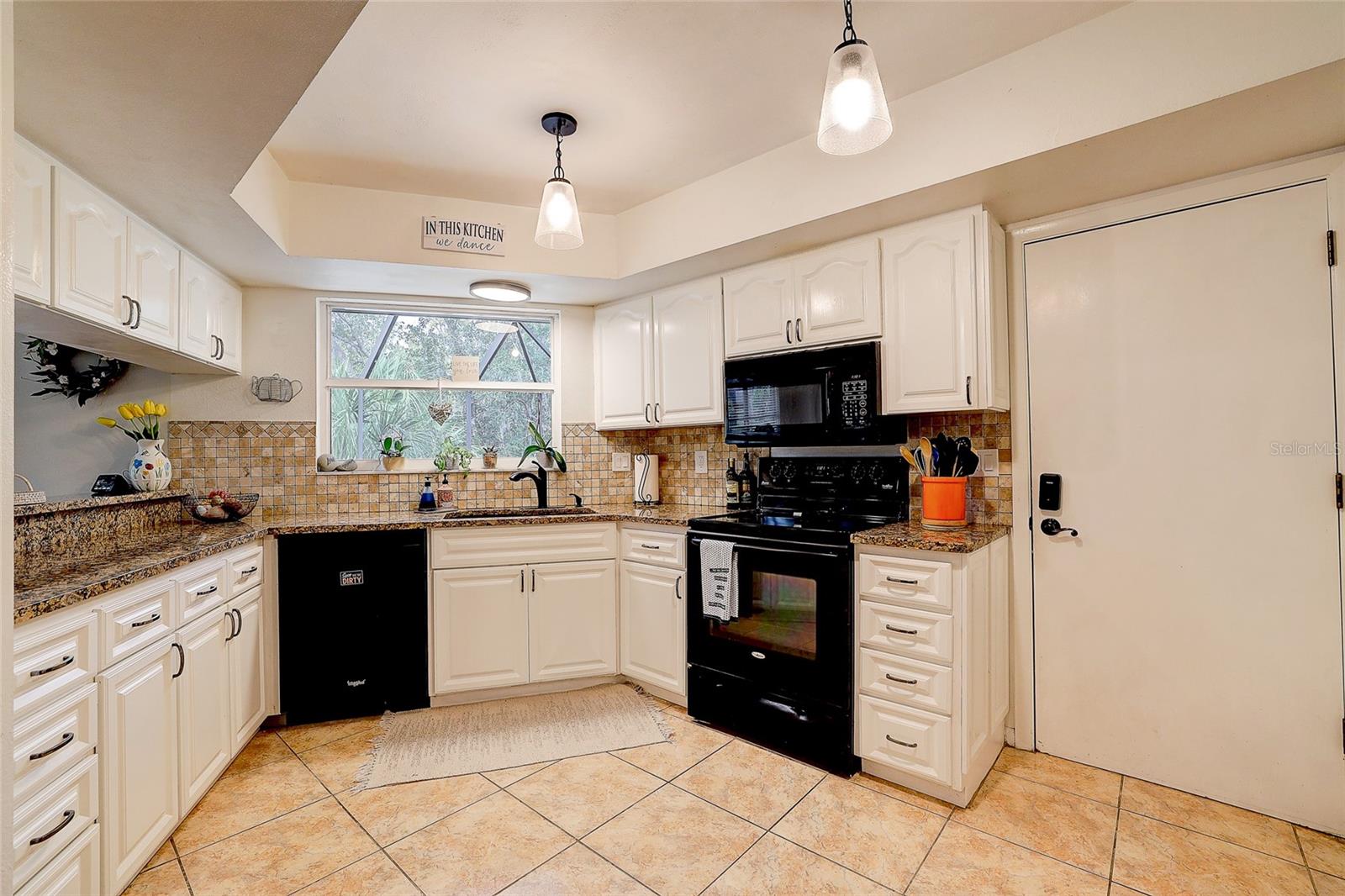 Listing photo id 15 for 3696 Quiet Pond Lane