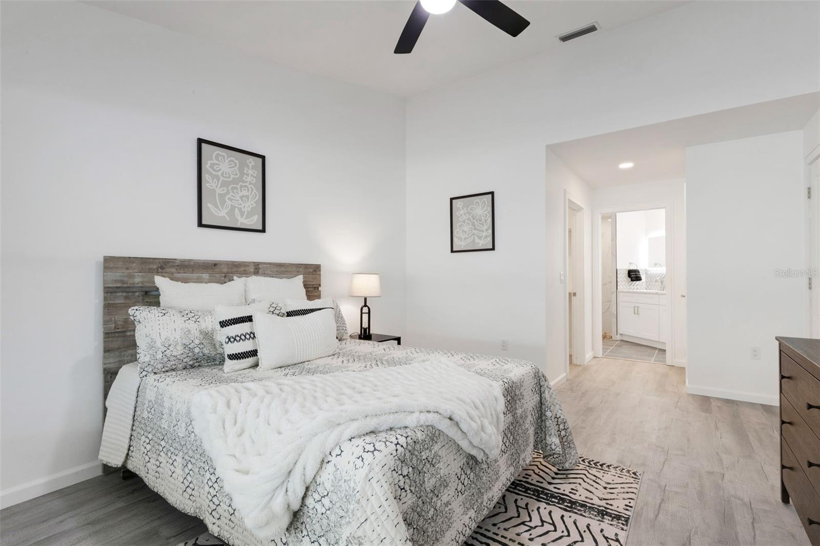 Image 21 of 38 For 606 Marcus Street 26