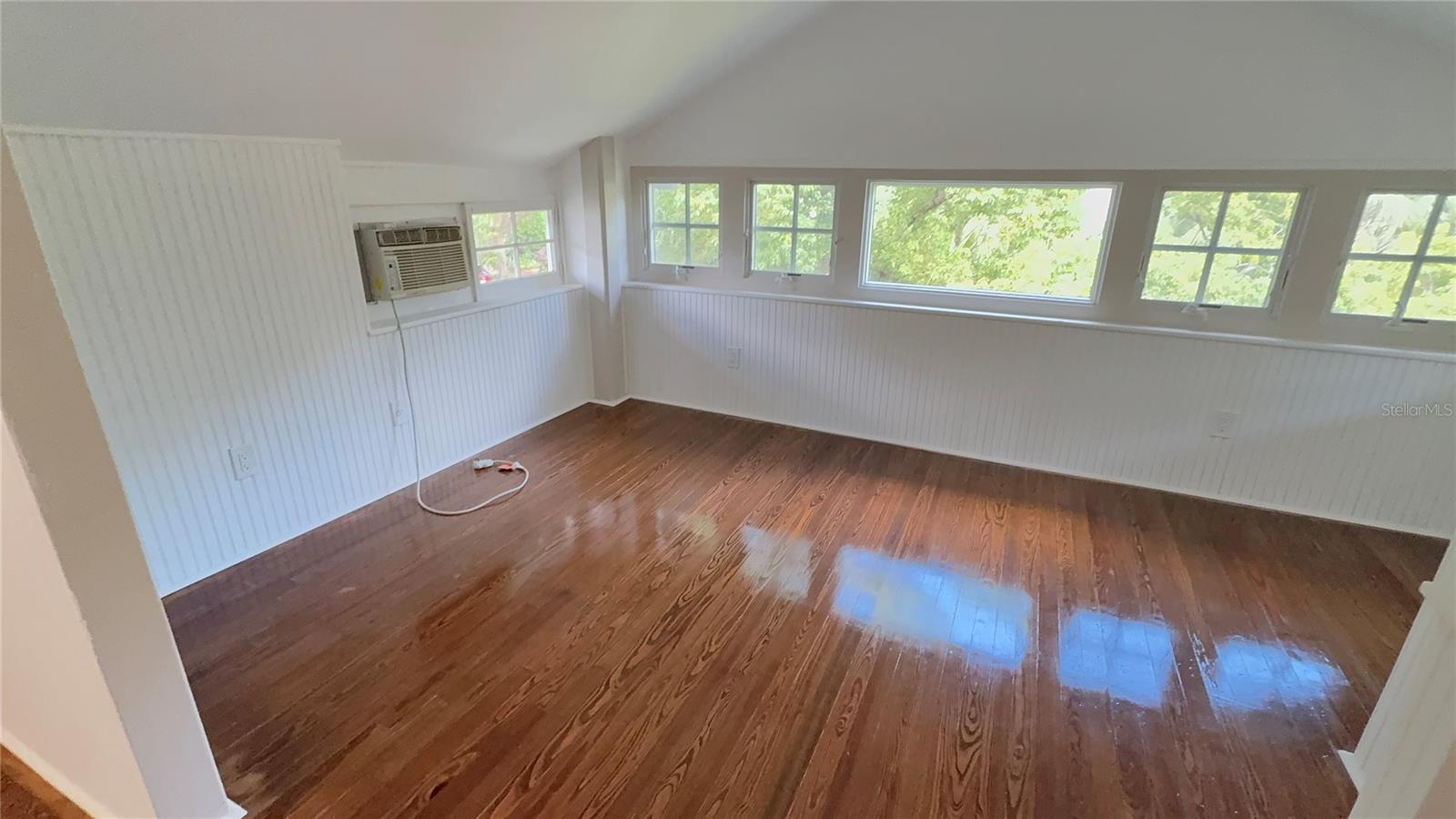 Listing photo id 76 for 1330 Cherry Street Ne