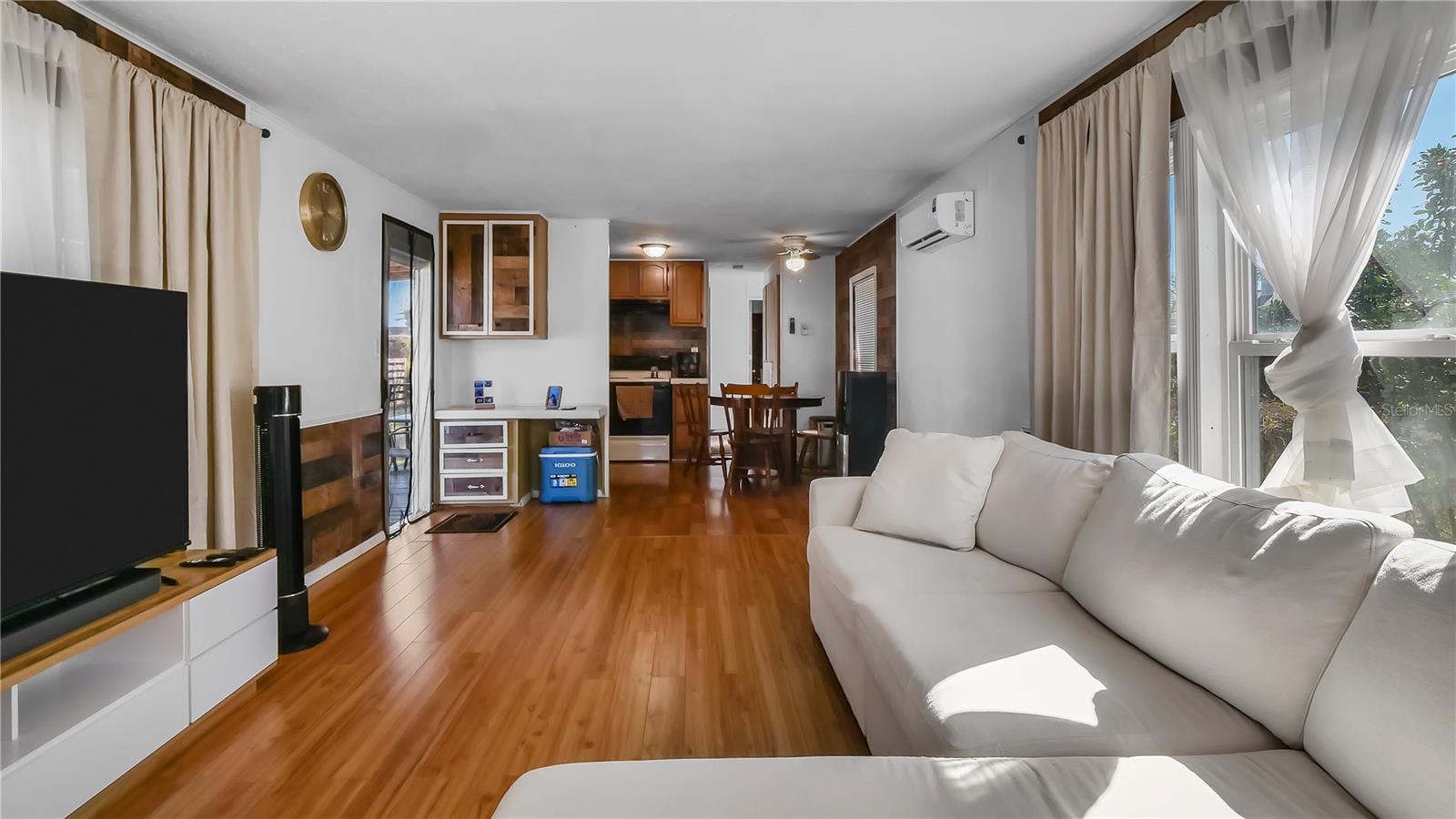 Image 11 of 24 For 4881 Victoria Avenue