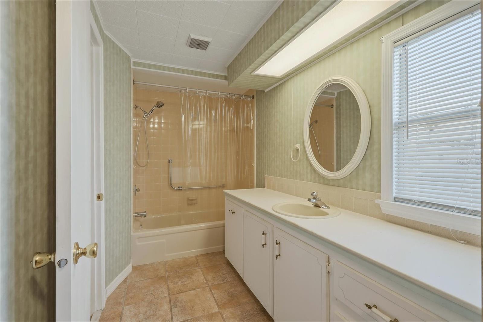 Image 21 of 36 For 6710 36th Avenue E 201