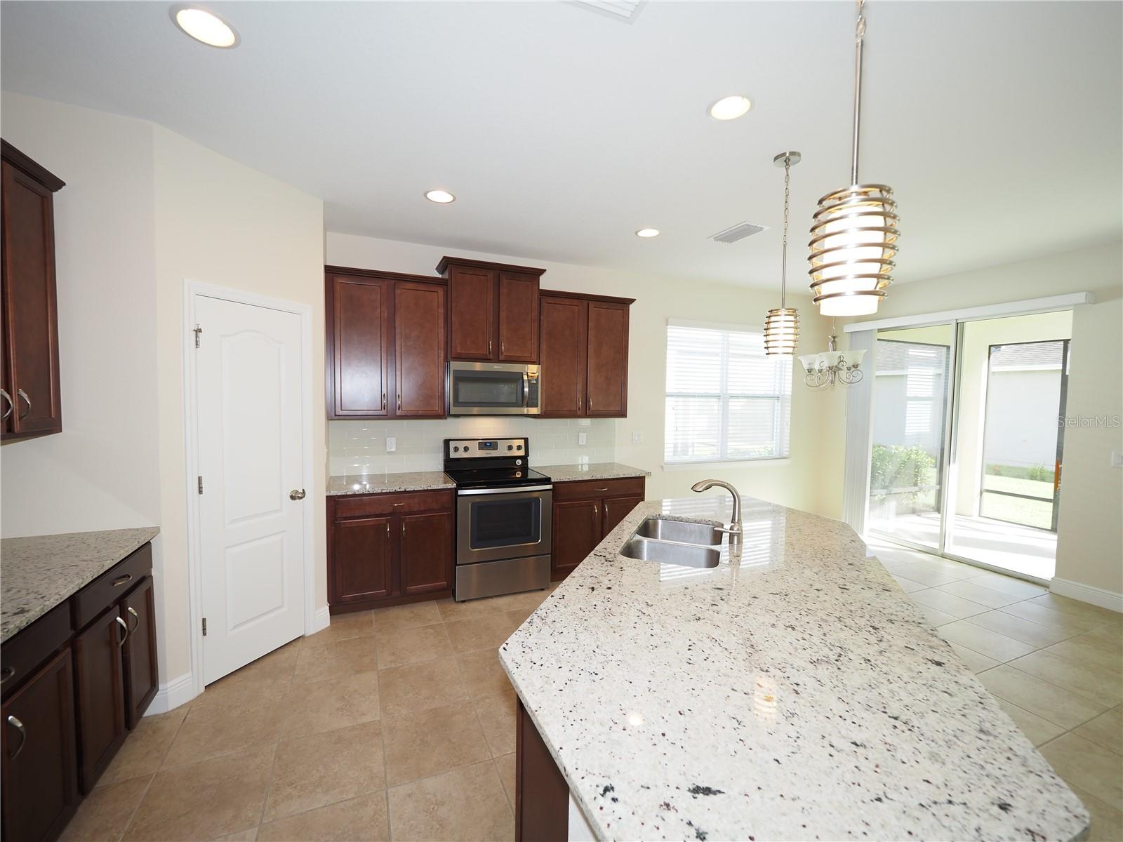 Image 18 of 46 For 995 Molly Circle