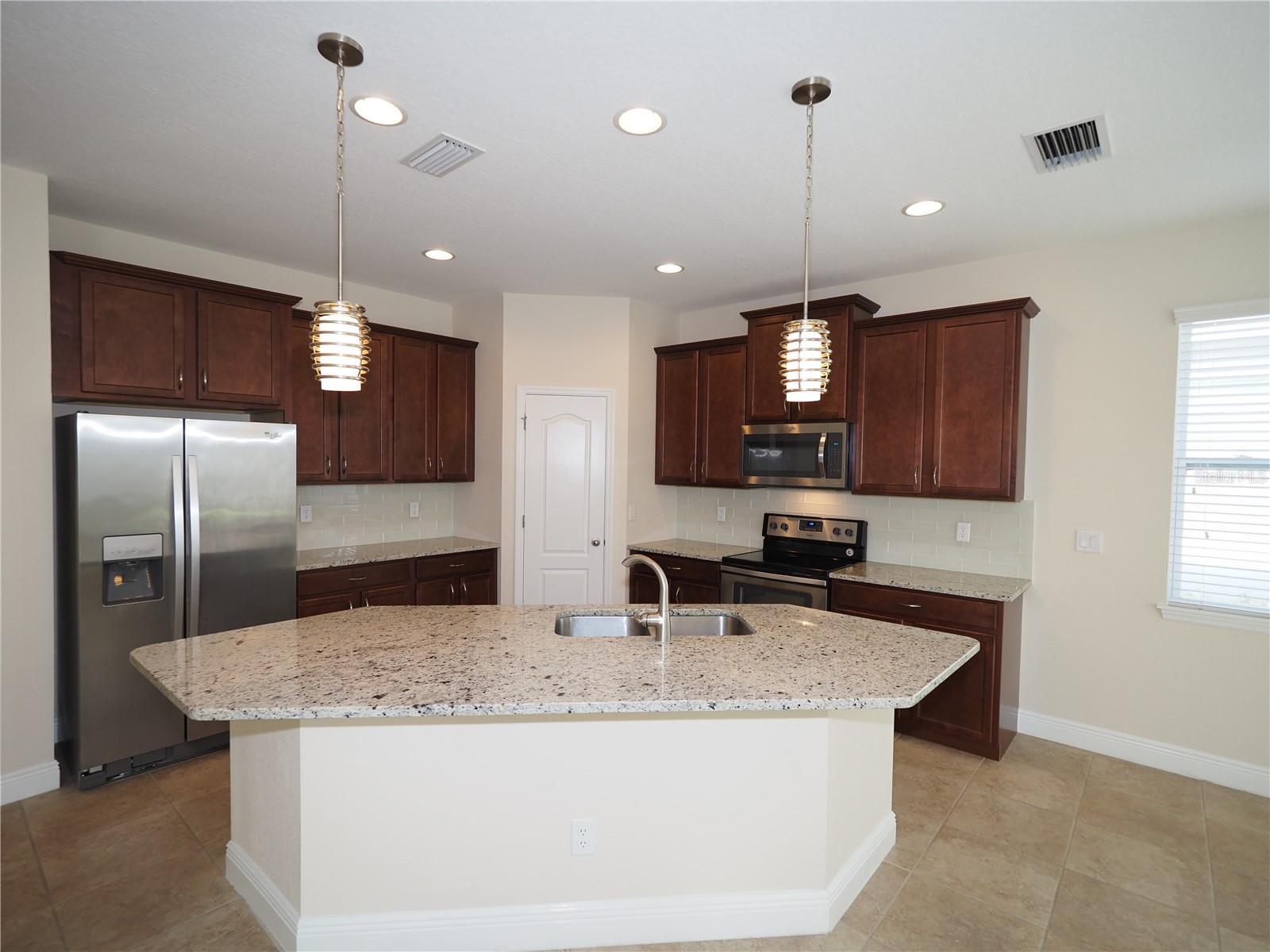 Image 21 of 46 For 995 Molly Circle