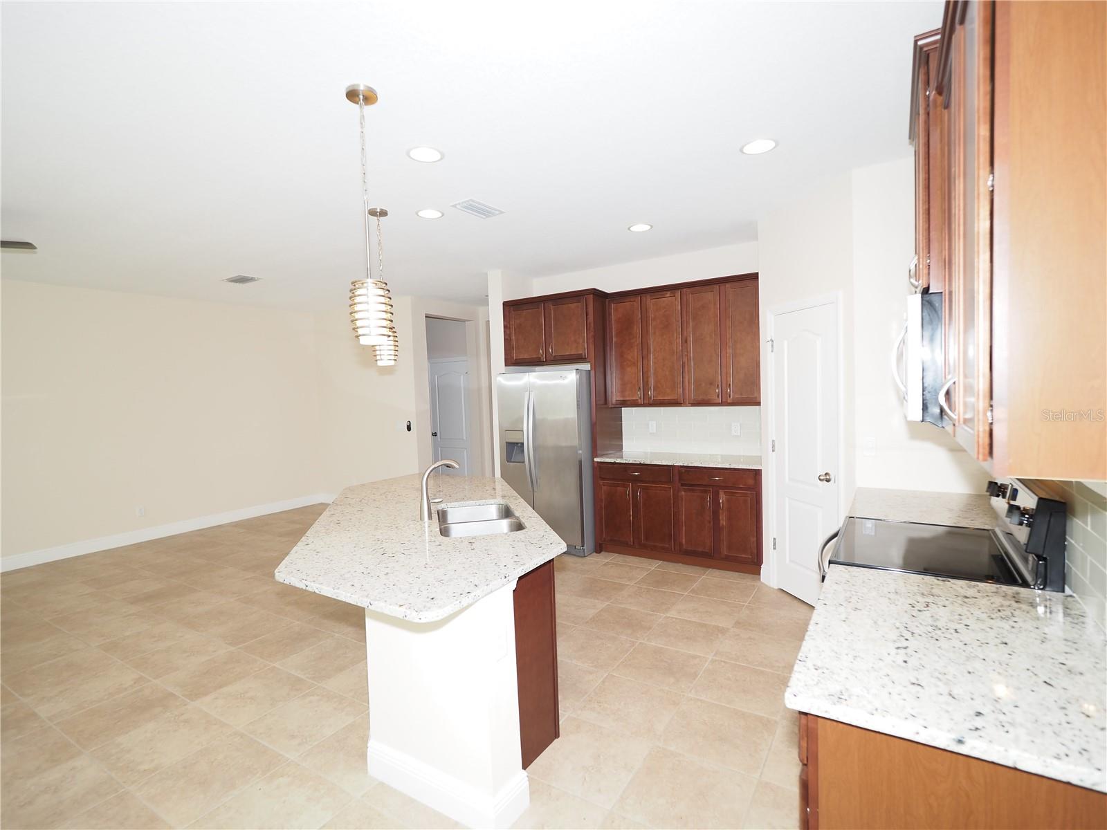 Image 23 of 46 For 995 Molly Circle