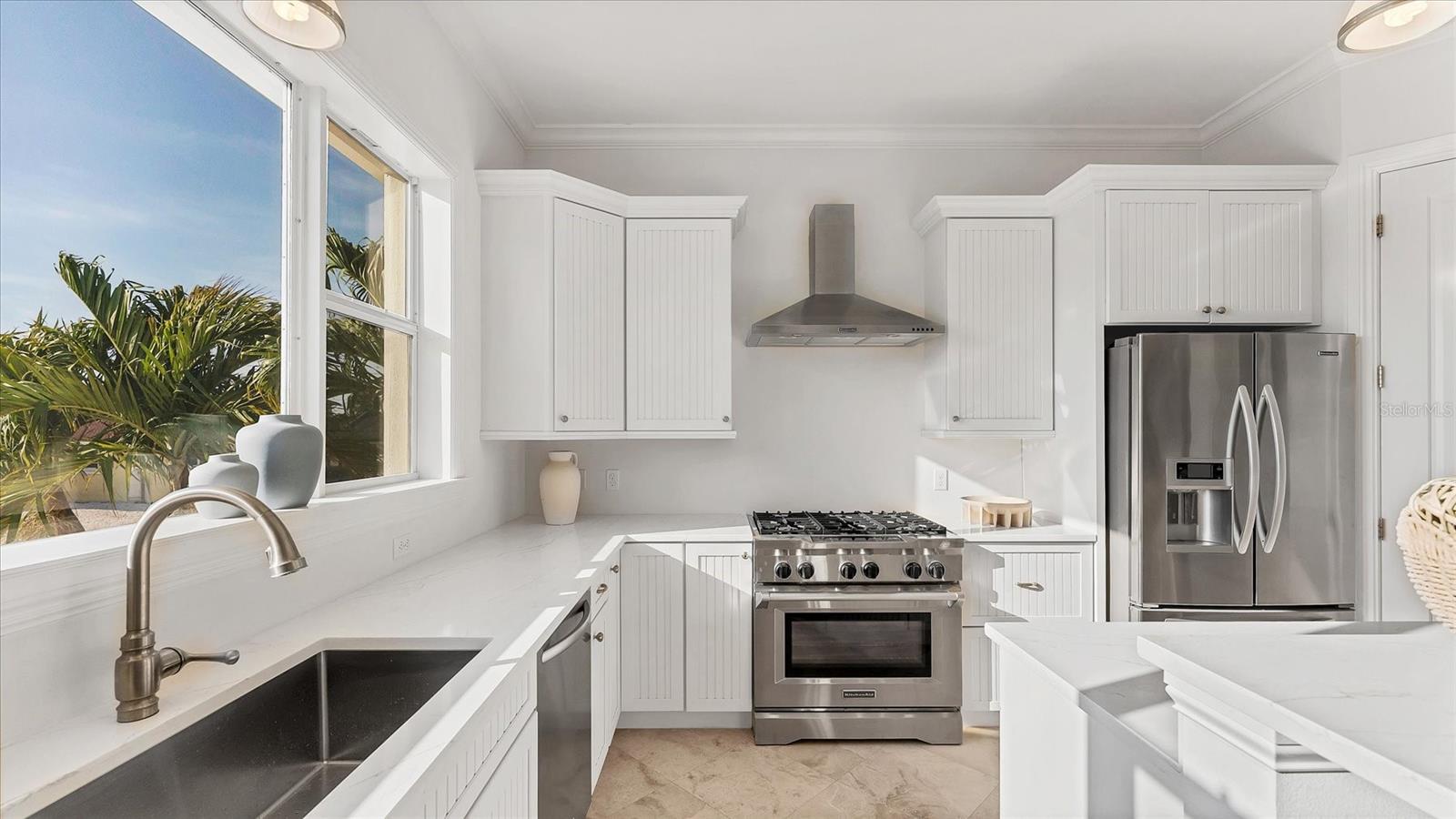 Listing photo id 8 for 634 Key Royale Drive