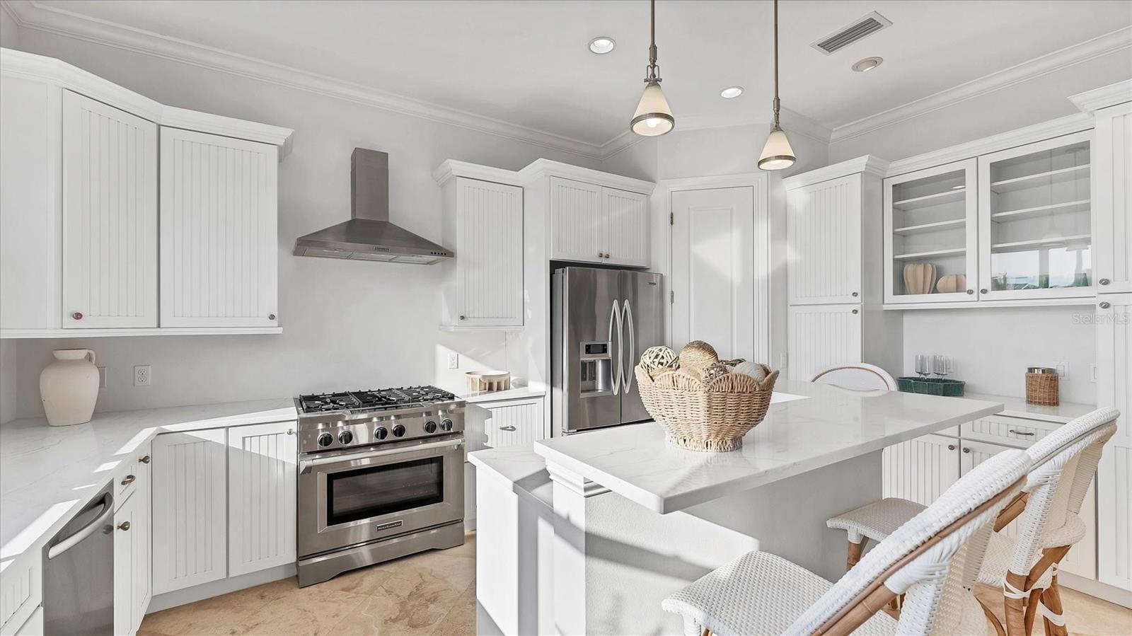 Listing photo id 9 for 634 Key Royale Drive