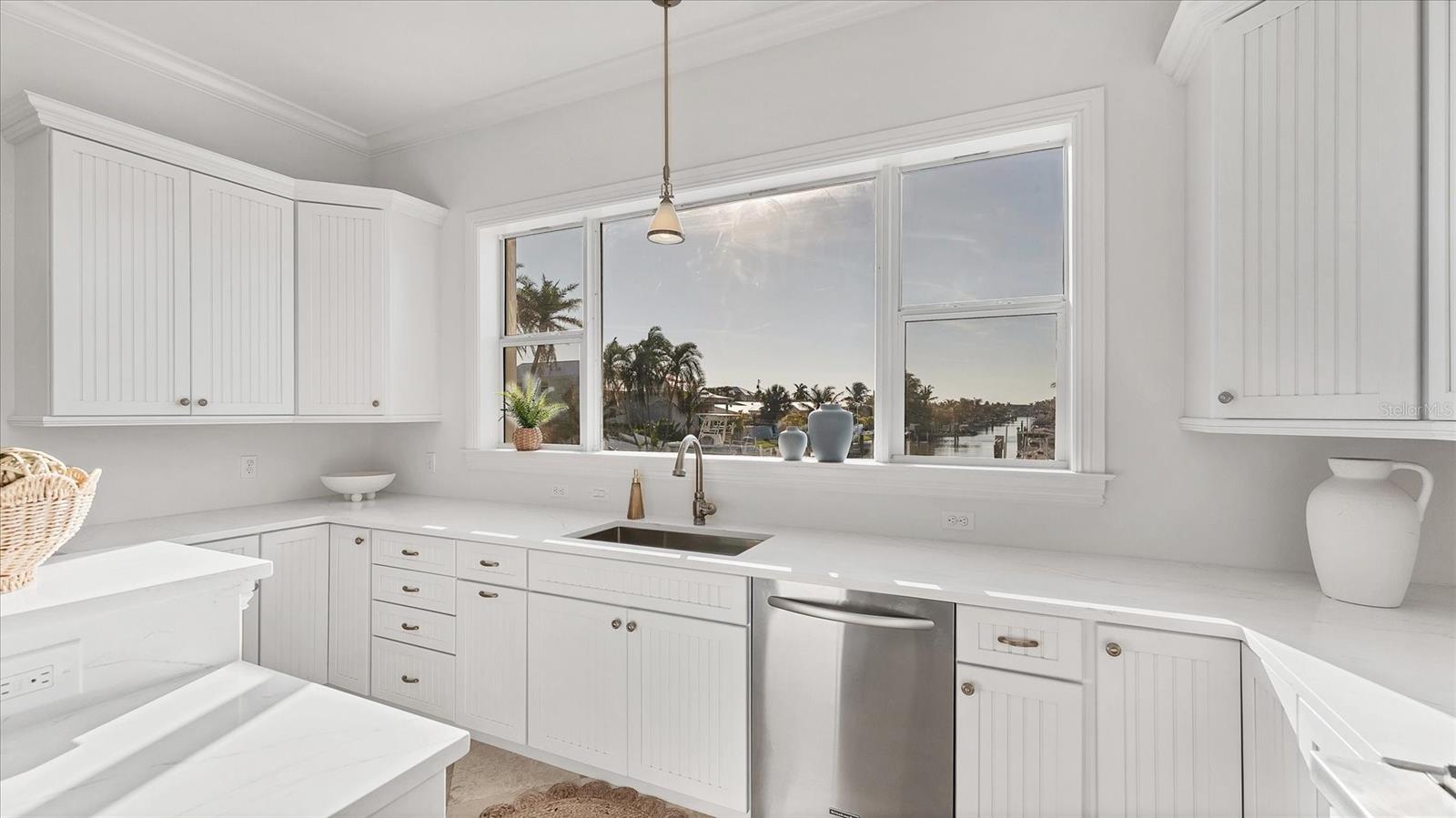 Listing photo id 10 for 634 Key Royale Drive