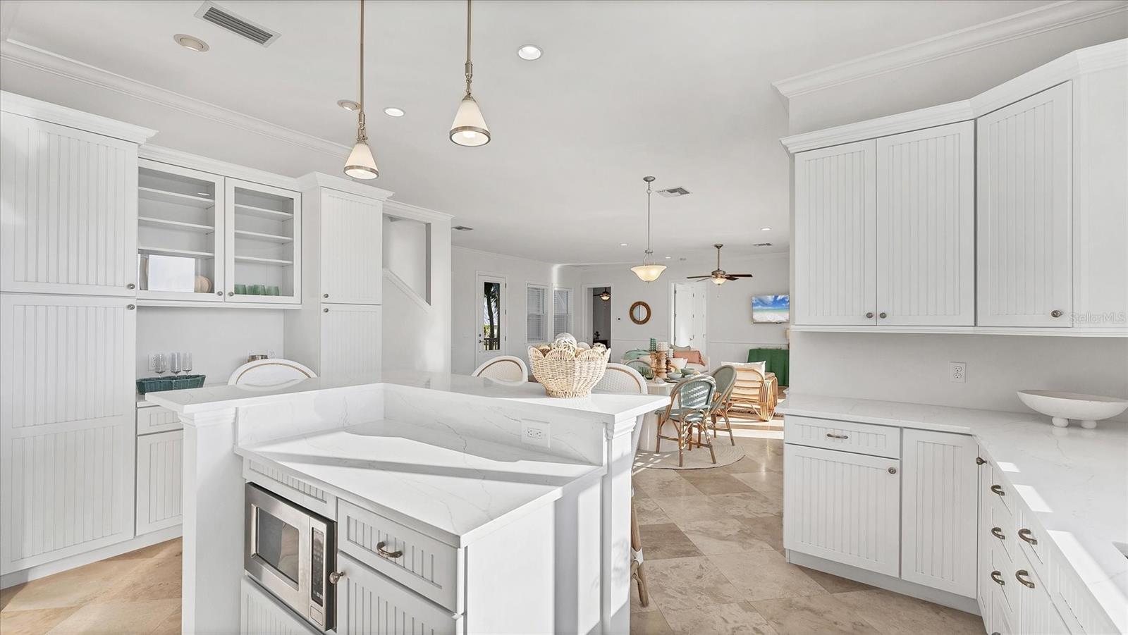 Listing photo id 11 for 634 Key Royale Drive