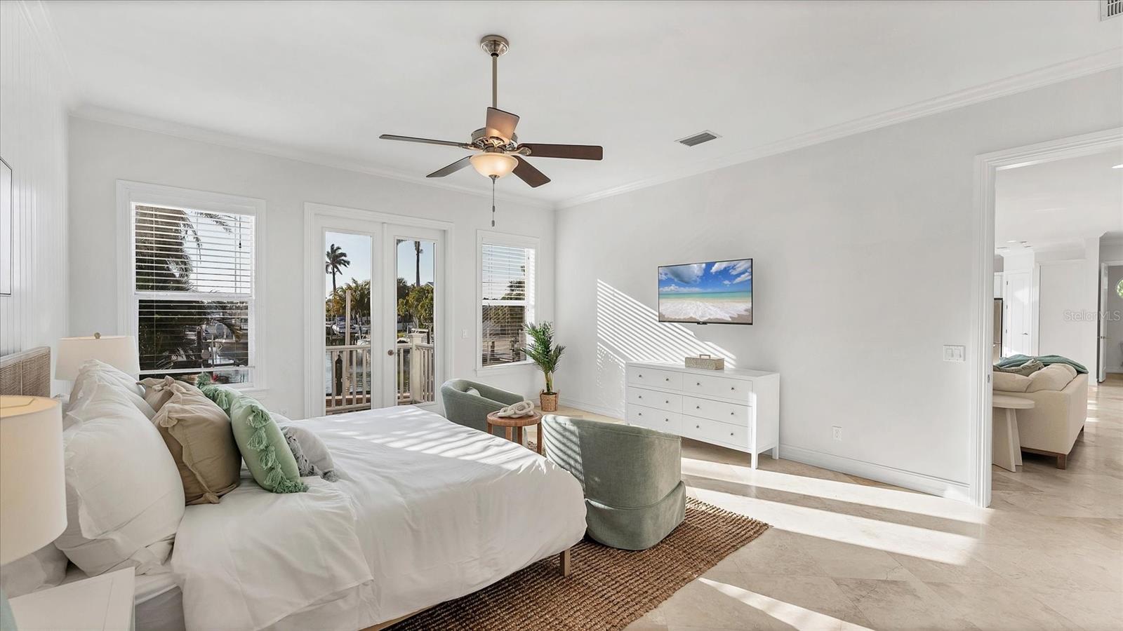 Listing photo id 14 for 634 Key Royale Drive