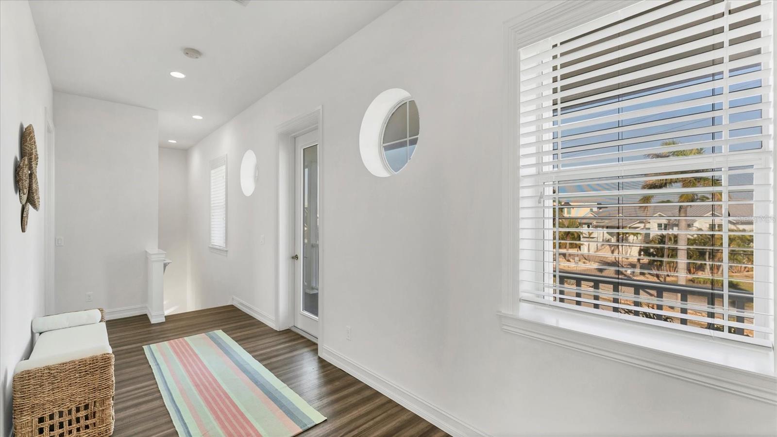 Listing photo id 20 for 634 Key Royale Drive