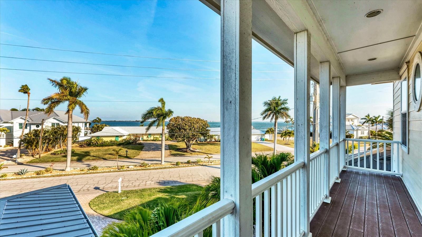 Listing photo id 21 for 634 Key Royale Drive