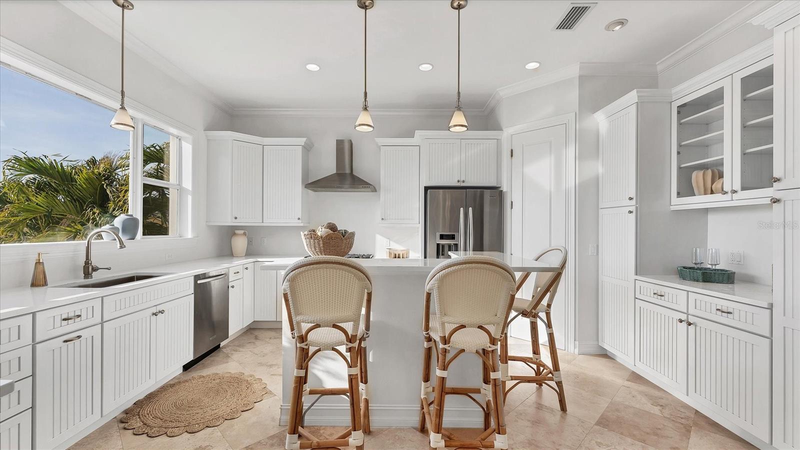 Listing photo id 5 for 634 Key Royale Drive