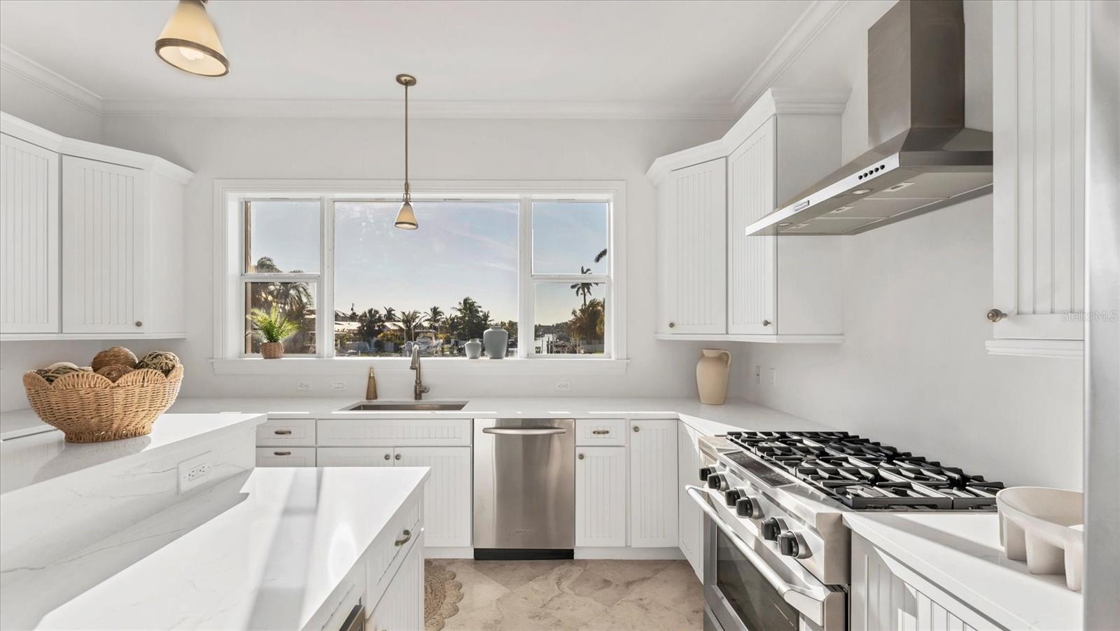 Listing photo id 7 for 634 Key Royale Drive