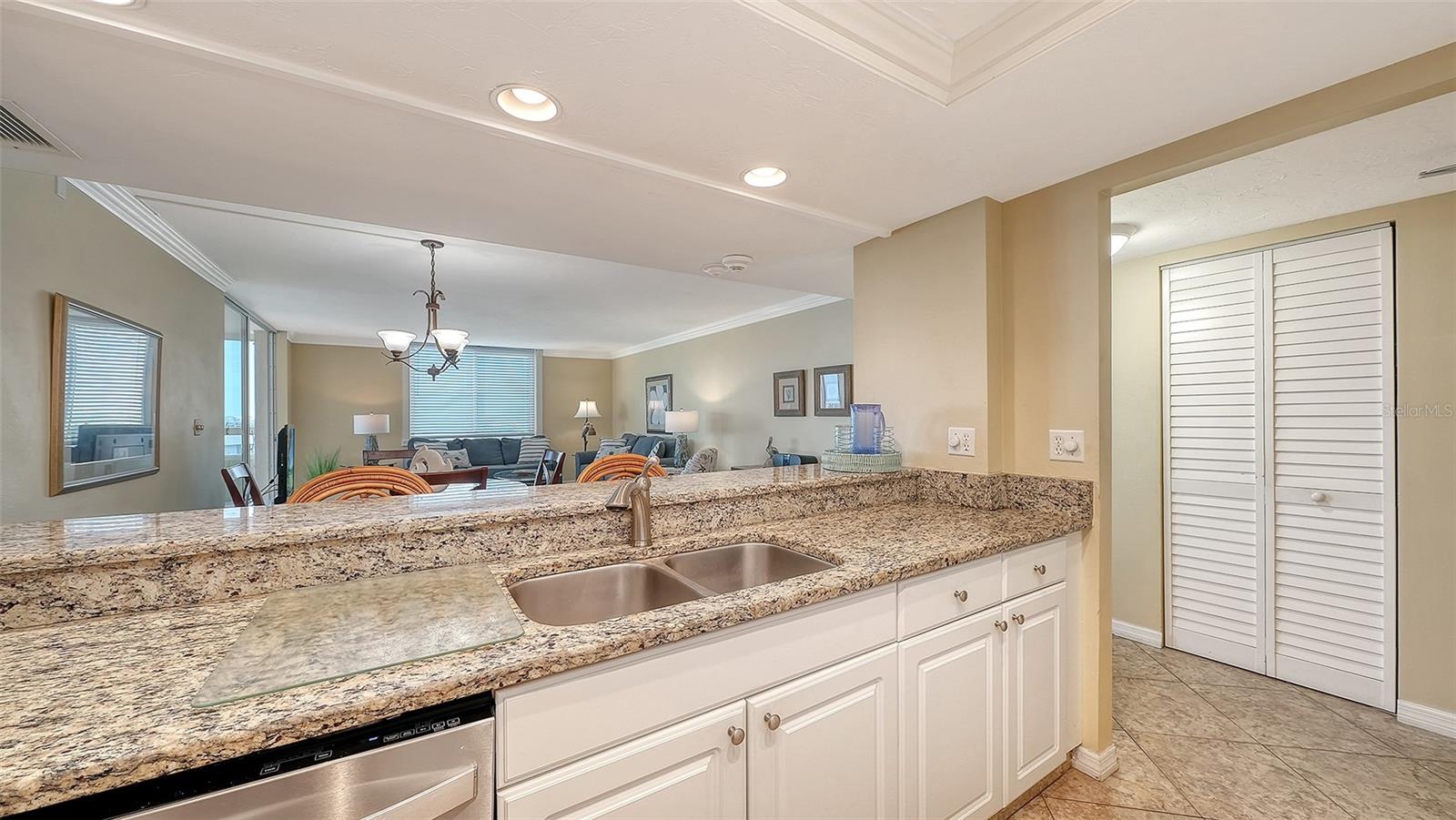 Image 16 of 89 For 5920 Midnight Pass Road 1003