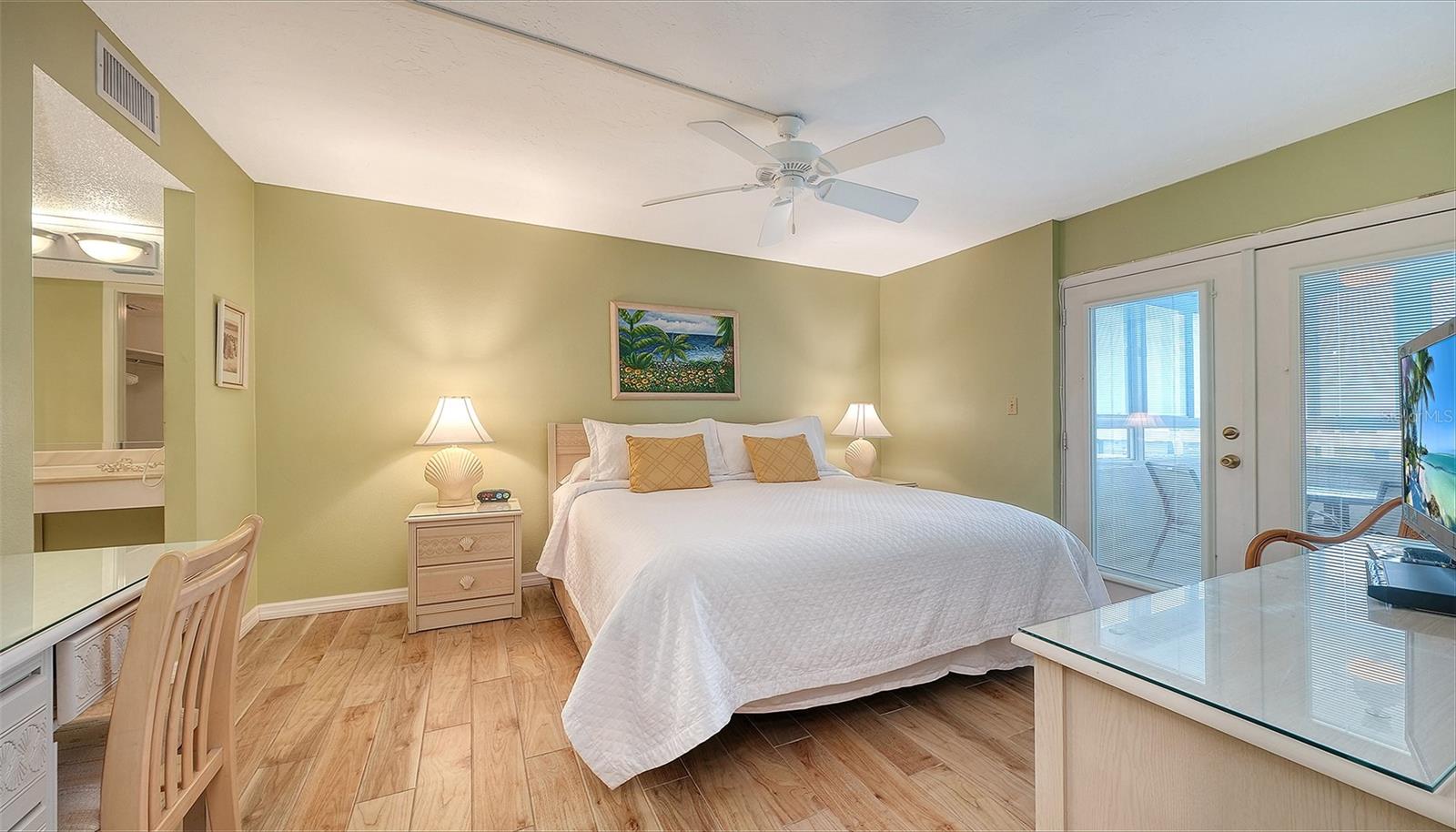 Image 18 of 89 For 5920 Midnight Pass Road 1003