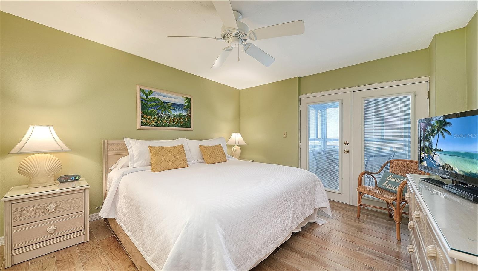 Image 19 of 89 For 5920 Midnight Pass Road 1003