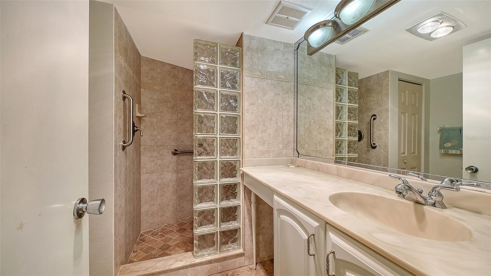 Image 22 of 89 For 5920 Midnight Pass Road 1003