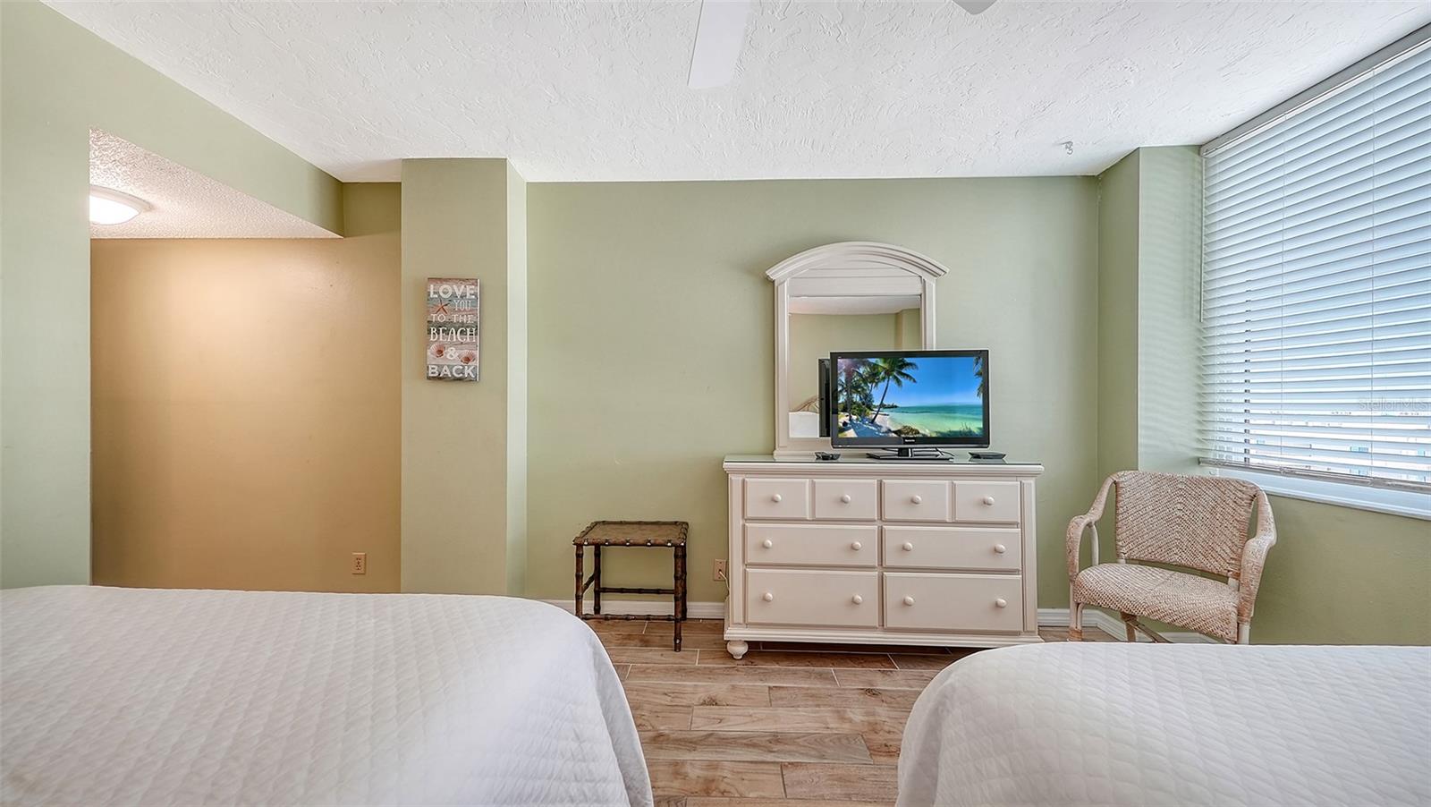 Image 25 of 89 For 5920 Midnight Pass Road 1003