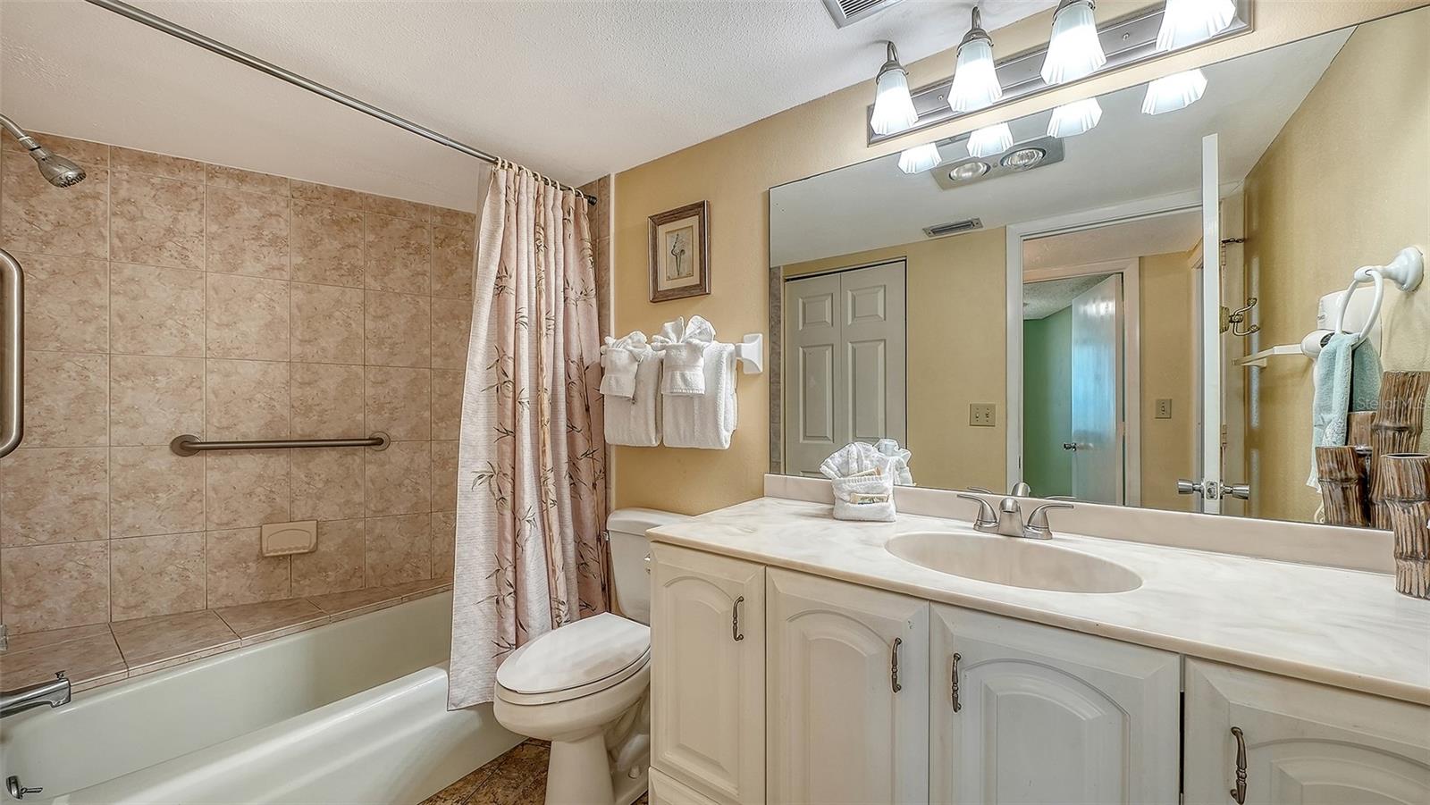 Image 27 of 89 For 5920 Midnight Pass Road 1003