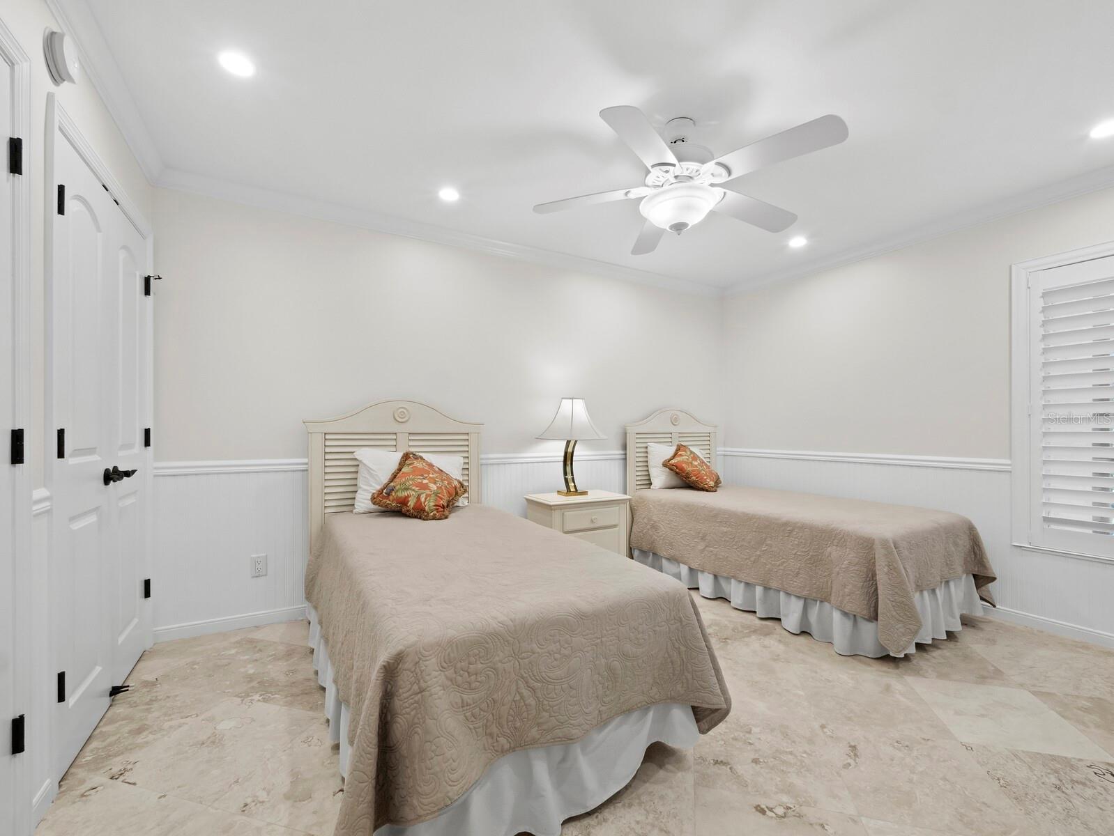 Image 15 of 38 For 2055 Gulf Of Mexico Drive G2-102