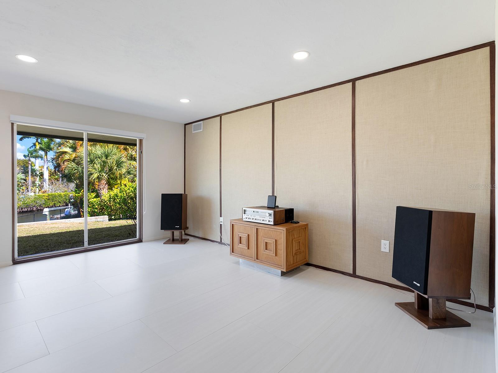 Image 19 of 34 For 5669 America Drive