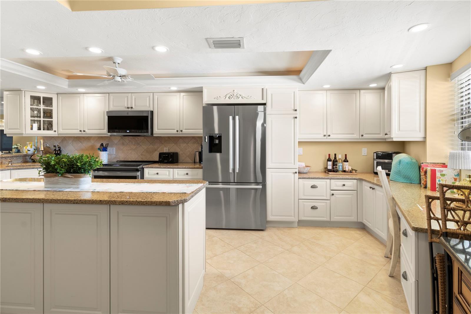 Image 17 of 46 For 5790 Midnight Pass Road 208