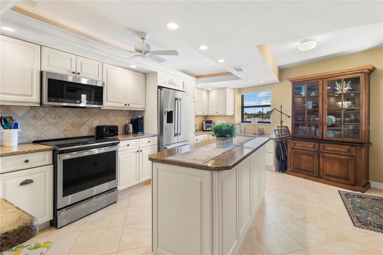 Image 22 of 46 For 5790 Midnight Pass Road 208