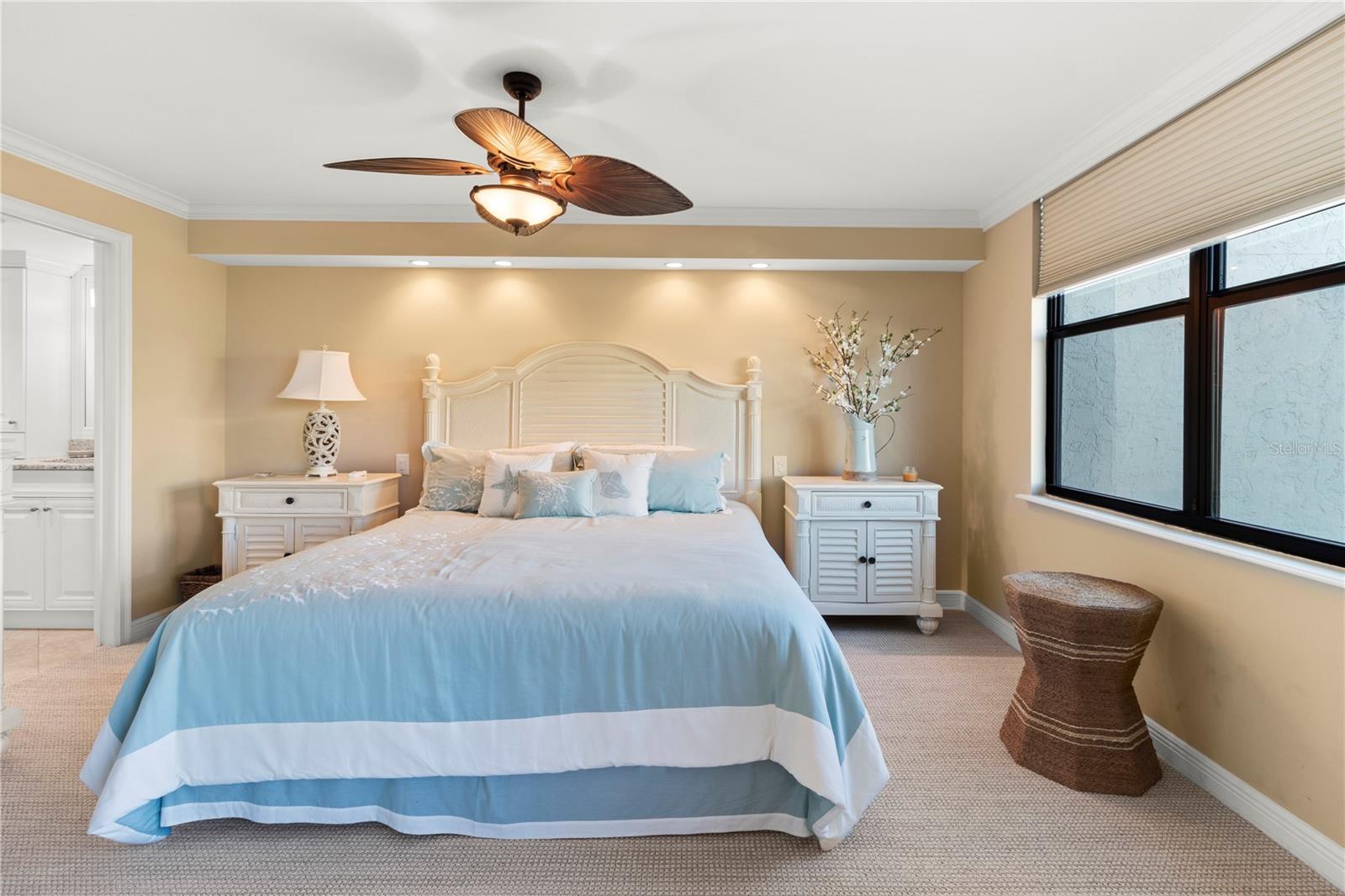 Image 32 of 46 For 5790 Midnight Pass Road 208