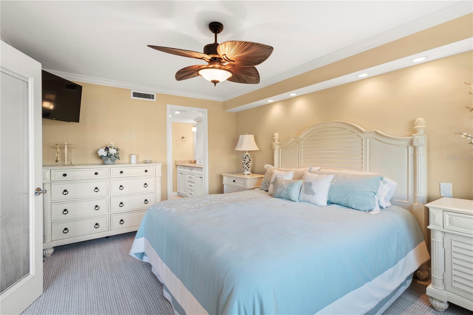 Image 34 of 46 For 5790 Midnight Pass Road 208