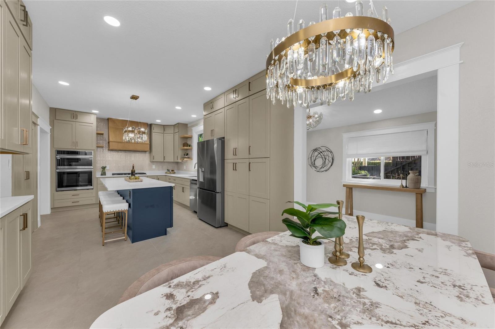 Listing photo id 16 for 1611 Hyde Park Street