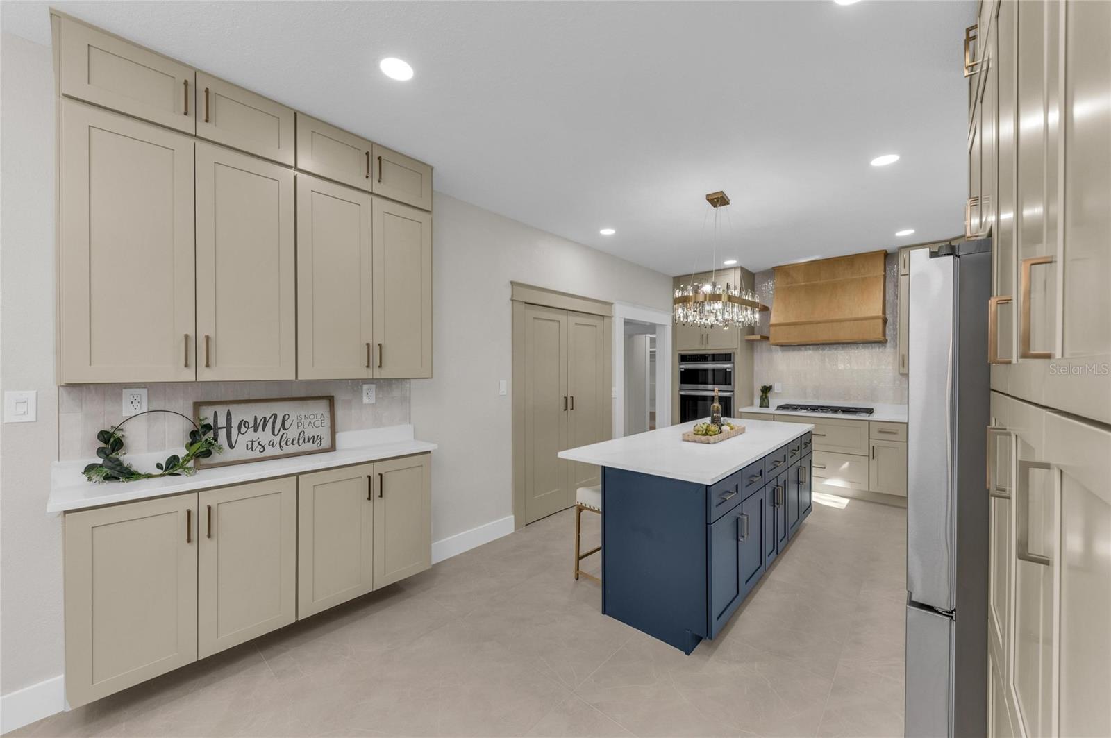 Listing photo id 17 for 1611 Hyde Park Street