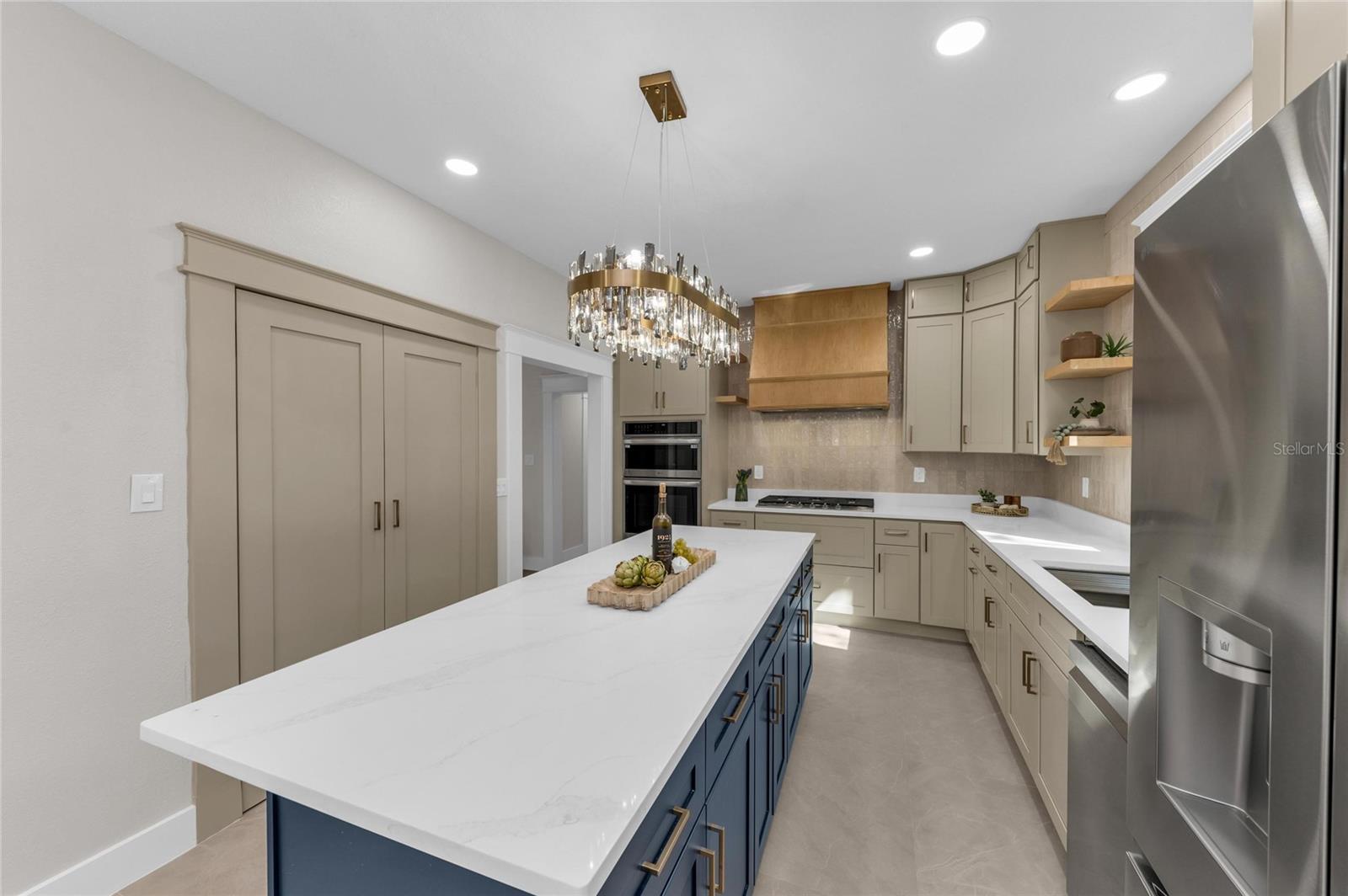 Listing photo id 18 for 1611 Hyde Park Street