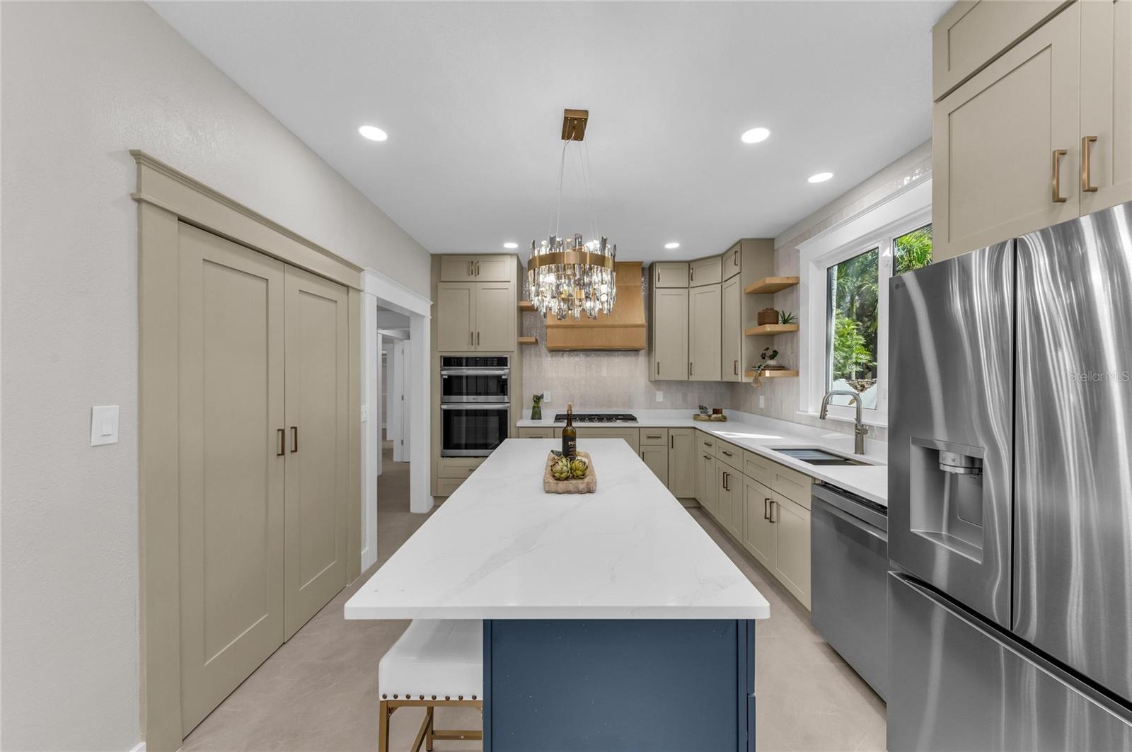 Listing photo id 19 for 1611 Hyde Park Street