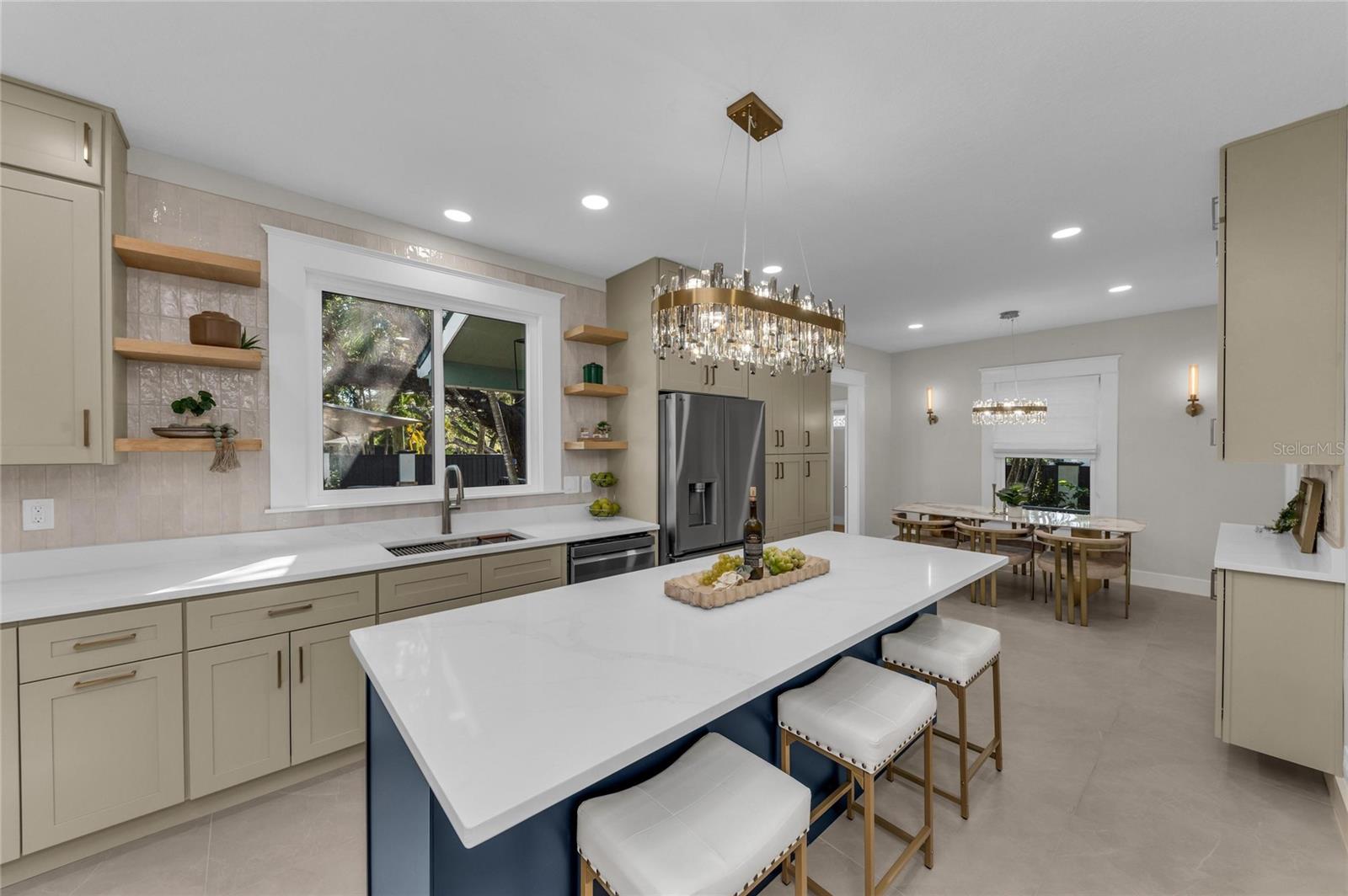 Listing photo id 22 for 1611 Hyde Park Street