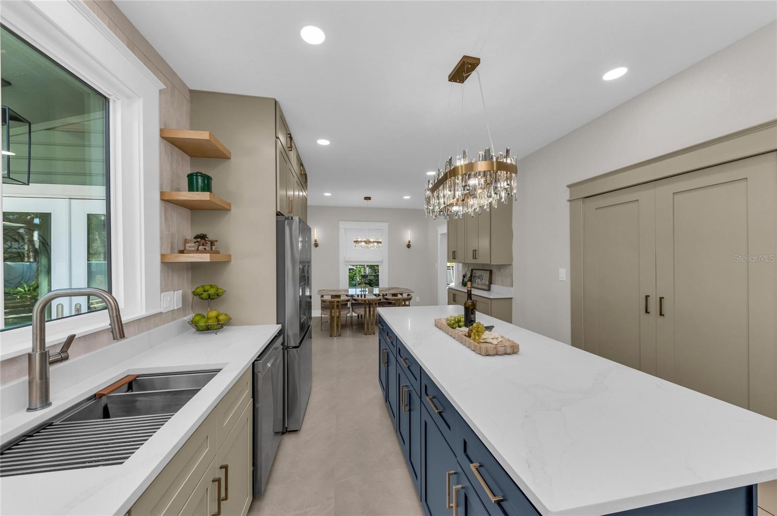 Listing photo id 23 for 1611 Hyde Park Street