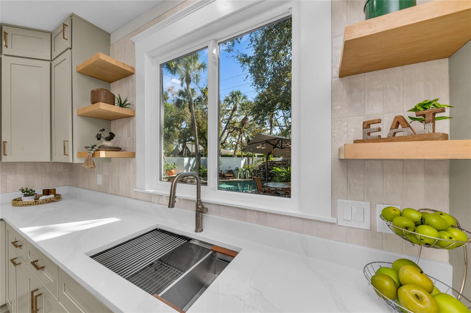 Listing photo id 27 for 1611 Hyde Park Street