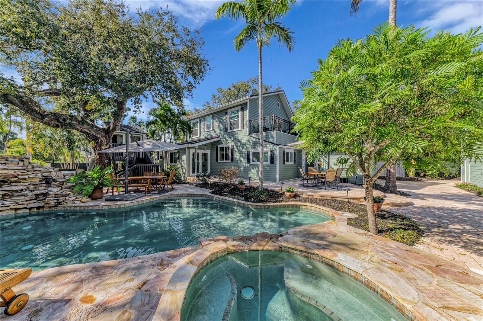 Listing photo id 30 for 1611 Hyde Park Street