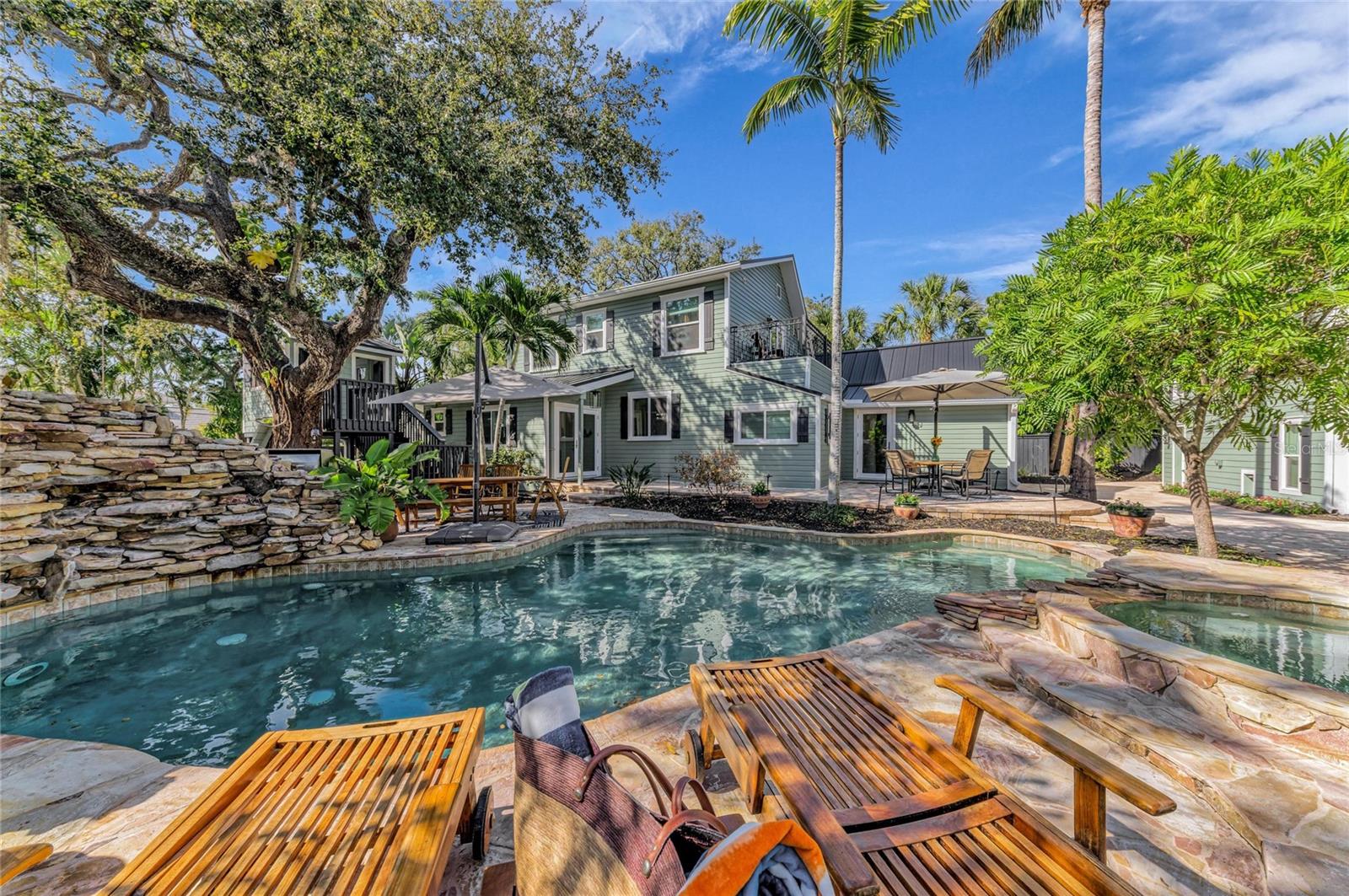 Listing photo id 32 for 1611 Hyde Park Street